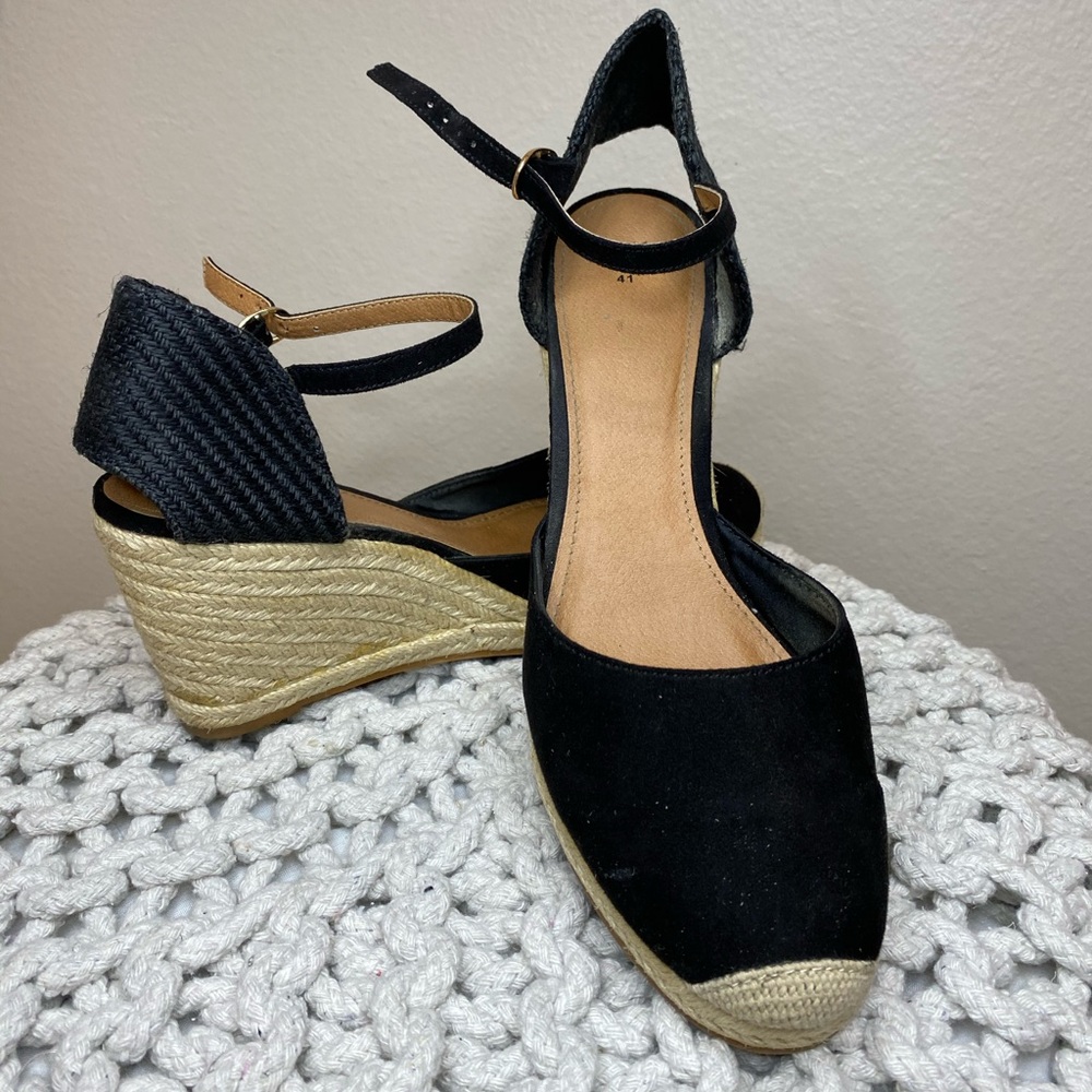 Black wedge heels